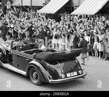 Oslo 19480512. Il primo ministro del Regno Unito Winston Churchill con sua moglie si reca in Norvegia. Churchill e sua moglie sono stati accolti da King Haakon all'aeroporto di Fornebu. Il viaggio al castello da Fornebu è stato un trenino trionfale. Folle di visitatori sui marciapiedi per dare un'occhiata agli ospiti. Nella foto Principessa Corona Märtha, Re Haakon e primo Ministro Churchill. Foto: NTB Foto Stock