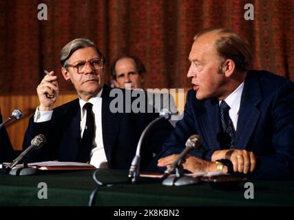 Oslo 19790712. Helmut Schmidt, Cancelliere della Germania occidentale, visita la Norvegia. Insieme al primo Ministro Odvar Nordli (t.H.) durante la conferenza stampa nell'edificio del governo. Foto Bjørn Sigurdsøn / NTB / NTB Foto Stock