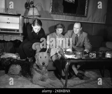 Oslo 1950 Principe Olav con i figli Principessa Astrid e Principe Harald nel gancio del divano a Skaugum. Il cane si chiama Bob. Foto: George Konig, corrente / NTB Foto Stock