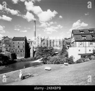 Oslo nell'estate del 1962. Una passeggiata lungo l'Akerselva da OS a OS. Piste verdi e idillio lungo l'Akerselva con vista sui vecchi edifici di fabbrica. L'edificio Th. È 'Lower Paper Mill' o 'Glads Mill' è uno dei più antichi lungo il fiume. Foto: Aage Storløkken / corrente / NTB Foto Stock