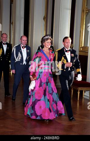 Oslo 2 maggio 1990. Re Olav ha il Granduca Jean di Lussemburgo e la Granduchessa Josephine Charlotte, in visita. Qui dal castello dove un pasto migliore sarà consumato durante una cena di gala. Qui è il Maestro di Ingegjerd Løvenskiold sulla sua strada nella sala da pranzo presso il castello. Foto: Bjørn Sigurdsøn / NTB / NTB Foto Stock