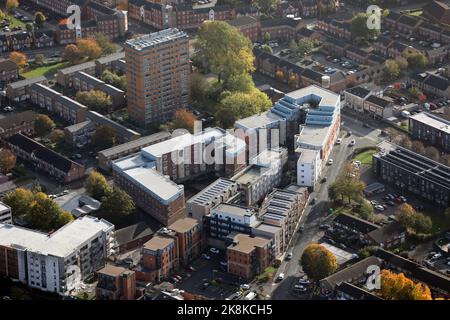 Vista aerea di una zona commerciale e delle chiese di Stretford, Manchester, che contiene Lucy Street, Shawheath Close e St Lawrence Street Foto Stock