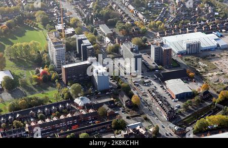 Vista aerea che guarda a sud lungo la strada B5217 a Stretford, Manchester con Iceland Supermarket Old Trafford e vari blocchi di uffici prominenti Foto Stock