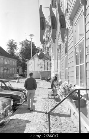 Fredrikstad 19670909 'la città vecchia vive' l'unica città fortezza conservata della regione nordica - costruita nell'Umbrella, ora un grande e tranquillo idillio - si trova a Fredrikstad. -È quest'anno (1967) 400 anni da quando il re Fredrik II ha dato i privilegi della città di Fredrikstad. La città vecchia di Fredrikstad, c'è un gioco di Museo vivente, che racconta lo sviluppo della storia drammatica della città. Il tessuto di Plus nell'edificio t.v. Il matrimonio è organizzato da schiavi. Da a h. Vediamo l'aspetto della fanteria. Foto; Sverre A. Børretzen / corrente / NTB Foto non trattata! Foto Stock