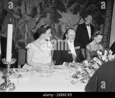 Oslo 19520803. Re Haakon 80 anni 3 agosto 1952. Dalla cena al castello di Akershus in occasione del compleanno del Re. Dalla sinistra principessa Margaretha dalla Danimarca insieme al principe ereditario Olav. FOTO: VALLDAL NTB / NTB Foto Stock