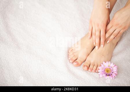 Cura di mani e unghie. Beautiful Women's Feet and Hands After Manicure and Pedicure at Beauty Salon. Manicure Spa Foto Stock