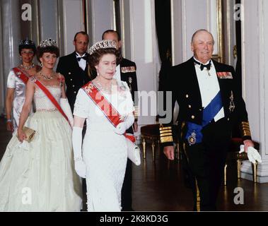 Oslo 19810505. Regina Elisabetta in Norvegia in una visita di stato allo stesso con suo marito. Cena di gala al castello. Qui nella foto per la prima volta nella serie della regina Elisabetta e del re Olav, dietro la principessa ereditaria Sonja e il principe Filippo, la principessa Astrid e il principe ereditario Harald. La regina in vestito bianco argento, borsa bianca e guanti lunghi bianchi. Diadema. Sonja in abito giallo crema. Foto: Archivio NTB Bjørn Sigurdsøn BM dias Foto Stock