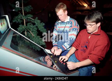 Les Saisies, Francia 19920213 Olimpiadi ad Albertville. Vita quotidiana nel campo di sci a Les Saisies. Bjørn Dæhlie (TV) e Øyvind Skaanes giocare giochi per computer. Foto: Jon EEG Pool / NTB / NTB Foto Stock