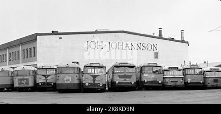 Oslo 19591010 colpisce il centro auto di Schøyen. Autobus in fila parcheggiati a Filipstad, sotto il logo della compagnia di caffè Joh. Johannson. Foto: Stage / NTB / NTB Foto Stock