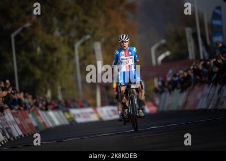 Il ciclista ceco Vaclav Jezek in azione durante la gara junior della Coppa del mondo di ciclocross a Tabor, Repubblica Ceca, 23 ottobre 2022. (Foto CTK/Michal Cerven Foto Stock