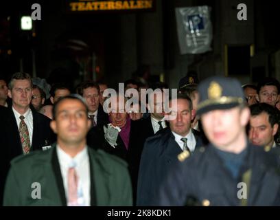 Oslo 19941209 Shimon Peres e Yitzhak Rabin camminano per le strade di Oslo. Sono qui in relazione al fatto che gli viene assegnato il Premio Nobel per la pace con Yasir Arafat. Peres è caduto ed è sanguinoso in faccia. Foto: Johnny Syversen / NTB Foto Stock