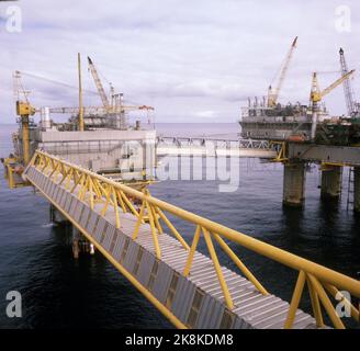 Mare del Nord 19780504 piattaforme petrolifere nel campo di Frigg nel Mare del Nord. Le piattaforme sono associate a passerelle. Foto: Bjørn Sigurdssøn / NTB / NTB Foto Stock