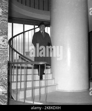 Oslo ottobre 1945. 'The Voice from London' Toralv Øksnevad (1891-1975) lascia NRK dopo aver partecipato alla trasmissione mattutina. Øksnevad era un noto radiomanaio e politico anche prima della seconda guerra mondiale, ma è meglio conosciuto come un'ancora per le trasmissioni della BBC in norvegese durante la guerra. Øksnevad è considerato il fondatore del moderno servizio di notizie in NRK. Foto: Leif Ørnelund / corrente / NTBSCANPIX Foto Stock