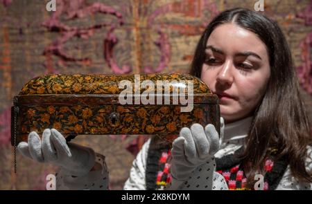 Bonhams, Londra, Regno Unito. 24 ottobre 2022. La vendita di arte indiana e islamica si svolge il 25 ottobre. Immagine: Rara papier-maché ottomana in lacca Pencanase, Turchia, fine 17th ° secolo, stima: £ 30.000-40.000. Credit: Malcolm Park/Alamy Live News Foto Stock