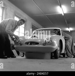 LUNDE in Telemark, 1956. Produzione del troll norvegese. Qui l'autore per Kohl-Larsen (davanti), l'ingegnere automobilistico Erling Fjugstad e l'ingegnere tedesco Bruno Falck. Foto: Sverre A. Børretzen/ NTB/ NTB Foto Stock