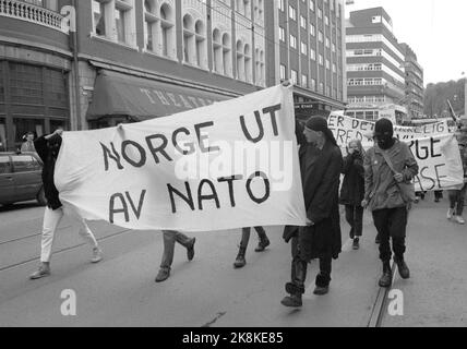 Oslo 1987-05-14: Negozio dimostratasjoner i mai 1987, FORSVARSMINISTER CASPAR WEINBERGER BESØKER NORGE di USA. Harde sammenstøt mellom politi og dimostranter som dimostrerer mot USA og NATO ved den amerikanske ambasciaden den 12. Og 14. mai 1987. Rundt 80 dimostranter ble innbragt. Sere blir 20 arrestert, bl.a. Stein Lillevolden i en dramatisk politiaksjon på Stortorvets Gjæstgiveri. Politimester Willy Haugli får sterk kritikk. Dimostrante Nesten 10,000. Hammar politikammer etterforsker Oslo-aksjonen. En rapport bekrefter kritikken, men stiller ingen til ansvar. Bildet: Maskert ungdom demon Foto Stock