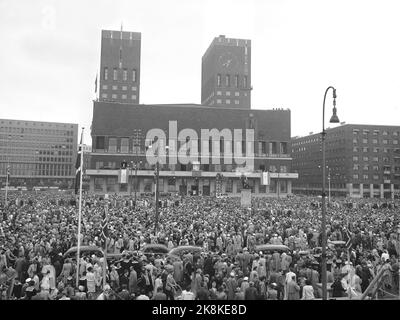 Oslo 19520803. Re Haakon 80 anni 3 agosto 1952. Immagine panoramica dalla piazza del municipio della folla che si era riunita nelle piogge per partecipare alla celebrazione del re Haakon. Foto: NTB / NTB Foto Stock