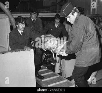 Stavanger 19780626. Incidente in elicottero al campo di Statfjord. 18 persone sono morte quando un elicottero Sikorsky sulla strada da Bergen a Statfjor A quando improvvisamente si è schiantato. Qui le persone morte trovate in mare sono trasportate a terra dalla nave di rifornimento 'Ibis Two'. Si tratta del terzo incidente con l'elicottero Sikorsky nel Mare del Nord in cinque anni. Foto: Bjørn Sigurdsøn NTB / NTB Foto Stock