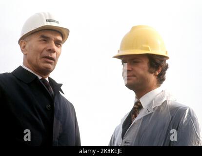 Oslo 1974 ottobre: Re Carl Gustaf di Svezia in visita ufficiale in Norvegia. Qui il re Carl Gustaf visita la piattaforma petrolifera a Nyland insieme alla dir. Onarheim. Foto: NTB / NTB Foto Stock