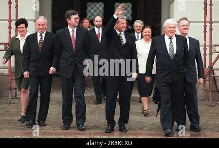 Oslo 19971017: Il Vice primo Ministro Thorbjørn Jagland si lancia agli spettatori sulla via di uscita dal castello seguendo il Gabinetto dei Ministri insieme ai membri del governo. Onde. NTB photo: Aleksander Nordahl / NTB Foto Stock