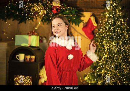 Affitto di accessori per le vacanze. Servizi di noleggio decorazioni. Concetto di vacanze invernali. Noleggio di costumi da carnevale. La bambina festeggia il natale. Felice Foto Stock