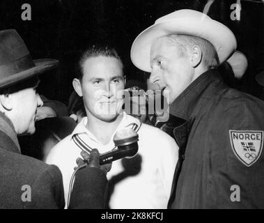 Oslo 19561205 Olimpiadi estive a Melbourne i partecipanti alle Olimpiadi norvegesi tornano a casa. Qui due dei vincitori della medaglia sono intervistati, t.v. Egil Danielsen che ha preso l'oro in lance, e Ernst Larsen (chiamato 'Kruska') che ha preso il bronzo a 3000 metri ostacoli. Foto archivio NTB / ntb Foto Stock