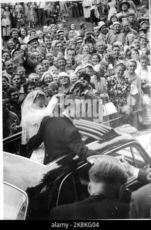 Søgne Agosto 22, 1959. Grande stand a Søgne quando la figlia del pescivendolo, Anne Marie Rasmussen, sposa il miliardario erede Steven C. Rockefeller. Qui dopo il matrimonio nella chiesa di Londe. La coppia nuziale ondeggia ai partecipanti da un'automobile con il tetto apribile. Foto: Corrente / NTB Foto Stock