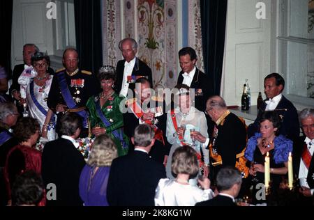 Oslo 2 maggio 1990. Re Olav ha il Granduca Jean di Lussemburgo e la Granduchessa Josephine Charlotte, in visita. Qui dal castello dove si consuma un pasto migliore durante una cena di gala. Qui è tostato. Foto: Bjørn Sigurdsøn / NTB / NTB immagine # 1 di 6. Foto Stock