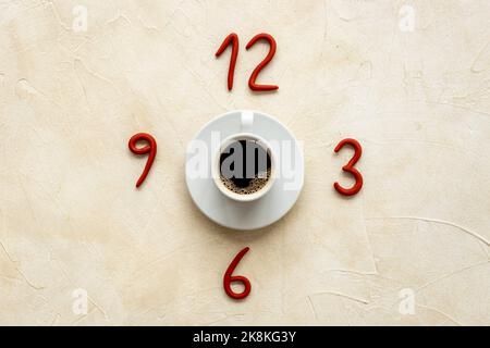 Tempo per il concetto di pausa caffè. Tazza di caffè nero con numeri di orologio Foto Stock