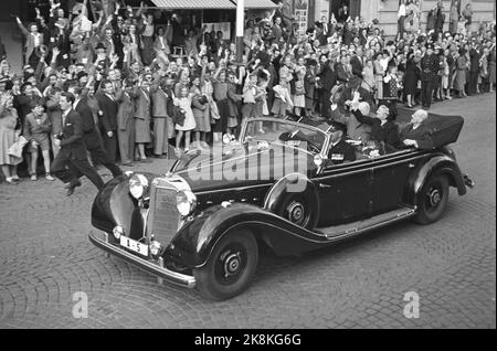 Oslo 19480512. Il primo ministro del Regno Unito Winston Churchill con sua moglie si reca in Norvegia. Churchill e sua moglie sono stati accolti da King Haakon all'aeroporto di Fornebu. Il viaggio al castello da Fornebu è stato un trenino trionfale. Folle di visitatori sui marciapiedi per dare un'occhiata agli ospiti. Nella foto Principessa Corona Märtha, Re Haakon e primo Ministro Churchill. Foto: NTB Foto Stock