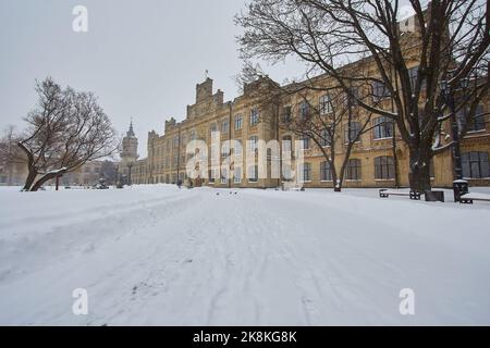 Il vecchio edificio dell'università nazionale. Inverno in città. Sfondo orizzontale. Università tecnica di Kiev. Foto Stock