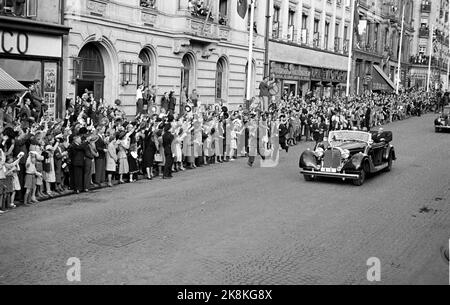 Oslo 19480512. Il primo ministro del Regno Unito Winston Churchill visita la Norvegia. Churchill e sua moglie sono stati accolti da King Haakon all'aeroporto di Fornebu. Il viaggio al castello da Fornebu è stato un trenino trionfale. Folle di visitatori sui marciapiedi per dare un'occhiata agli ospiti. Nella foto Principessa Corona Märtha, Re Haakon e primo Ministro Churchill. Foto: NTB Foto Stock