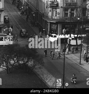 Oslo 19600604 'dove l'impulso della città bussa' Foto di Cecilhjørnet a Oslo. Stortingsgaten 8, attraversata la Stortingsgaten / Rosenkrantzgate. La telecamera riflette la vita del giorno in un angolo di strada a Oslo. Persone, automobili e tram. Foto: Aage Storløkken / corrente / NTB Foto Stock