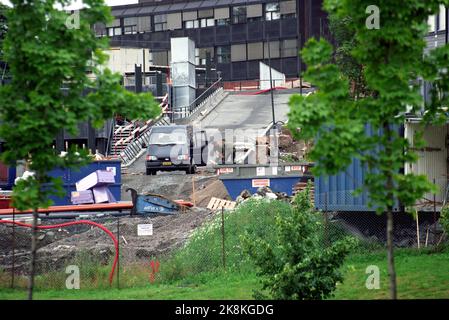Oslo 19980713 granato della seconda guerra mondiale rinvenuto durante la costruzione del nuovo Rikshospitalet a Gaustad. Gli specialisti delle forze armate rimuovono la bomba. Foto: Morten Holm / NTB / NTB Foto Stock