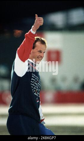 Albertville 19920216 Olympic-92 Albertville, pattinaggio, 1500 m, uomini. Il Leo olandese sta allietando per il suo 3rd° posto / medaglia di bronzo. Foto: Lise Åserud / NTB / NTB Foto Stock