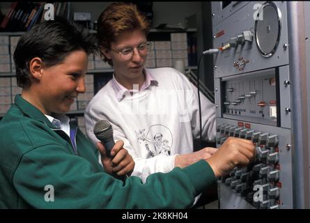 Oslo 1988. Il principe Haakon Magnus e il compagno di classe kaj-Martin Georgsen stanno provando sulla radio locale alla scuola, la scuola superiore cristiana (kg). Foto: Bjørn Sigurdsøn Foto Stock