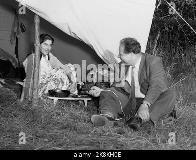 Hokksund 19590709 Norwegian National Broadcasting NRK al lavoro sul campo. Qui, il reporter Odd Nordland intervista una giovane donna zingara nell'apertura della tenda. Foto: Knoblauch / NTB / NTB Foto Stock