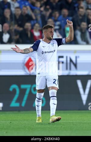 Il Sergej Milinkovic-Savic della SS Lazio gesta durante la Serie A match tra Atalanta BC e SS Lazio allo Stadio Gewiss il 23 ottobre 2022 a Bergamo. Foto Stock