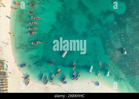 Veduta aerea presa dal drone di una barca di pescatori chiamata Dhow, Zanzibar, Tanzania, Africa Foto Stock