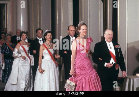 Oslo 19870220. Principe Corona Harald 50 anni. La famiglia reale e gli ospiti reali si recavano alla cena di gala presso il castello durante la celebrazione del 50th° anniversario del principe ereditario Harald. Davanti alla regina Margrethe di Danimarca in abito rosso con re Olav. Dietro il principe ereditario Harald, la regina Silvia della Svezia, la principessa ereditaria Sonja e Carl Gustaf della Svezia. Foto: Morten Hvaal NTB / NTB Foto Stock