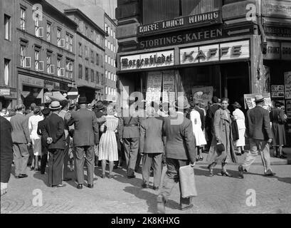 Oslo 19390902 lo scoppio della guerra / seconda guerra mondiale scoppia. La Germania invase la Polonia il 1 settembre 1939. La notizia giunse in Norvegia il giorno seguente. La folla che legge i giornali presso la fattoria di Morgenbladet al confine. Foto: NTB / NTB Foto Stock