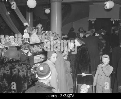 Oslo 19521223. Shopping natalizio nel reparto giocattoli di Steen e Strøm. Le bambole sono sulla lista dei regali di molti. FOTO: VALLDAL NTB / NTB Foto Stock