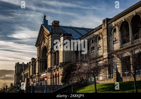 L'Alexandra Palace North London sorge orgogliosa del sole pomeridiano. Un'immagine spettacolare con forte luce da ovest, che valorizza questo edificio storico Foto Stock