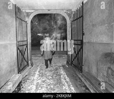 Oslo - Fredrikstad 1962. Lunga notte di viaggio al lavoro. 'Mentre la maggior parte della popolazione dorme, il nuovo 'pariacast' deve fuori dei piumini. Hanno da due a quattro ore di viaggio per lavorare ogni giorno." Relazione sul pendolarismo da Fredrikstad. Qui da Oslo, P. Msgaard finalmente sulla sua strada verso il suo posto di lavoro? Foto: Ivar Aaserud / corrente / NTB Foto Stock