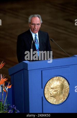 Oslo 19941210 Shimon Peres sul pulpito in connessione con il premio Nobel per la pace con Yasir Arafat e Yitzhak Rabin. Foto: Erik Johansen / NTB Foto Stock