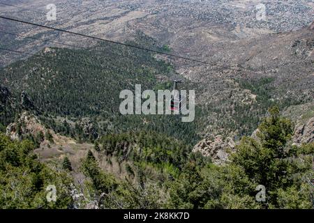 Un angolo alto della funivia di Sandia Peak nelle verdi montagne di Albuquerque, New Mexico Foto Stock