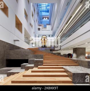 Atrio. RP Sajiv Goenka Group - sede centrale, Kolkata, India. Architetto: Abin Design Group , 2019. Foto Stock