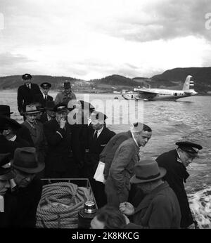 La costa norvegese Maggio 1947: L'Hurtigrute volante della Norwegian Aviation Company ha avuto il suo primo viaggio di prova Oslo-Tromsø-Oslo 1 e 2 maggio con l'idrovolante Kvitbjørn. Al tour hanno partecipato gli attuali collaboratori. Qui passeggeri e equipaggio sulla strada per atterrare a Hommelvik, dopo l'atterraggio in mare. Foto: TH. Scotaam / corrente / NTB Foto Stock