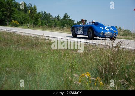 URBINO - ITALIA - 16 GIUGNO - 2022 : D.B. CITROEN SPIDER 1945 su una vecchia auto da corsa nel rally Mille miglia 2022 la famosa corsa storica italiana Foto Stock