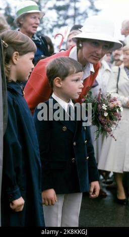 Hurdal 1979-09: Haraldvangen. La coppia del principe ereditario e i bambini visitano Haraldvangen a Hurdal il 2 settembre 1979. Haraldvangen è un centro scolastico per vacanze e campeggio appositamente adattato ai disabili. La foto: Principessa della corona Sonja e i bambini, principessa Märtha Louise e principe Haakon Magnus. Foto: Vidar Knai / NTB / NTB Foto Stock